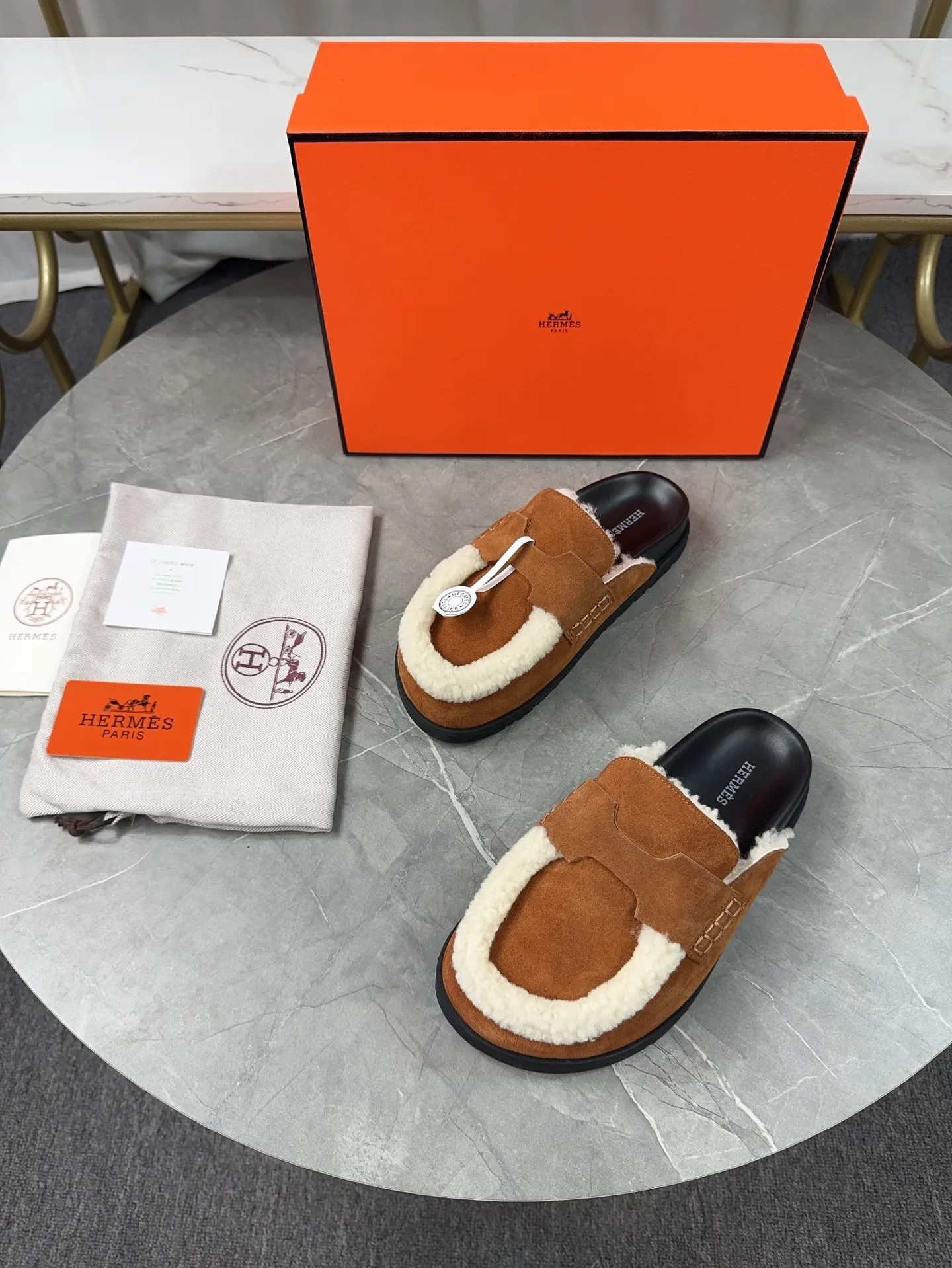 p460🐮🐮HERMES Birkenstock Mules🍬 Spring and summer really need versatile slippers. They have a casual and high-end feel, and the comfort is also great. The large toe design adds a playful feel, and the slip-on design is convenient and practical to wear. 🌷Upper: original high mercerized cow velvet 🌷Inner lining: wool 🌷Outsole: original TPU water platform + rubber film combination 🌷Number of sizes: women's size 35-40 (40-41 -42 is not returnable) men's size: 38-45 (45 is not returnable)